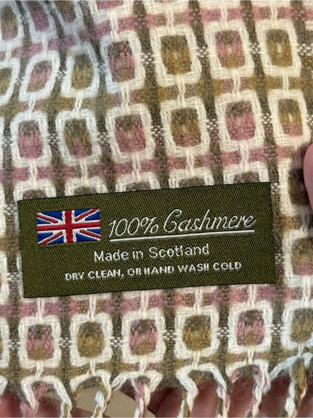 100% cashmere scarf Scotland luxury accessory women’s pink crème‎ green fringe